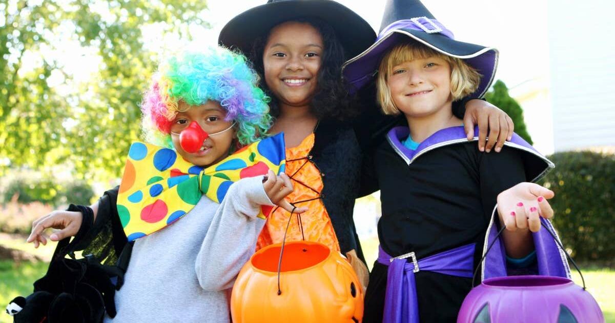 I Brought Back One ’90s Family Halloween Tradition—and My Kids Want To Adopt It Permanently
