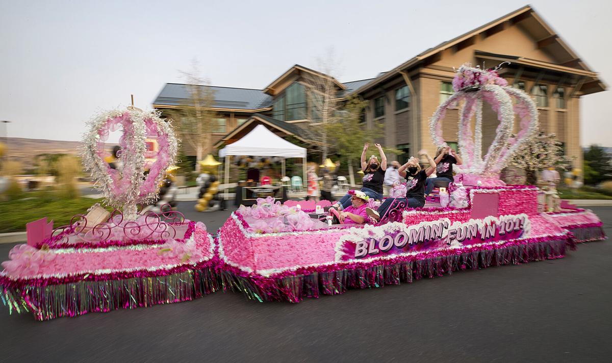 Apple Blossom Festival Float Commemorates Long Time Volunteer S Retirement News Wenatcheeworld Com