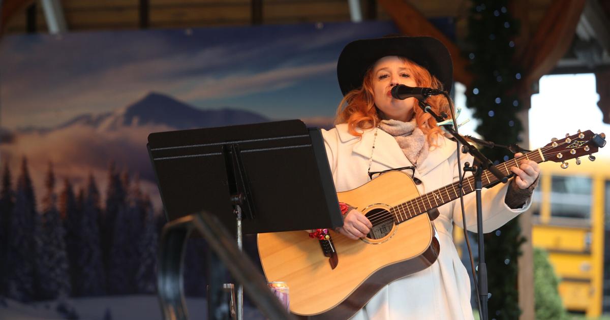 251204-newslocal-christmastowngallery-08 (copy)