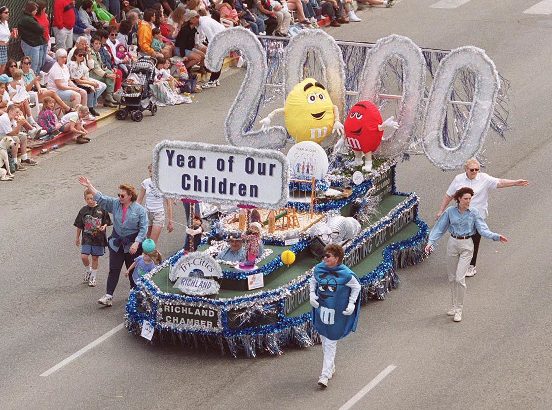 00 01 Former Pow Leads The Parade Applesox Mascot A Hit Apple Blossom Festival Wenatcheeworld Com