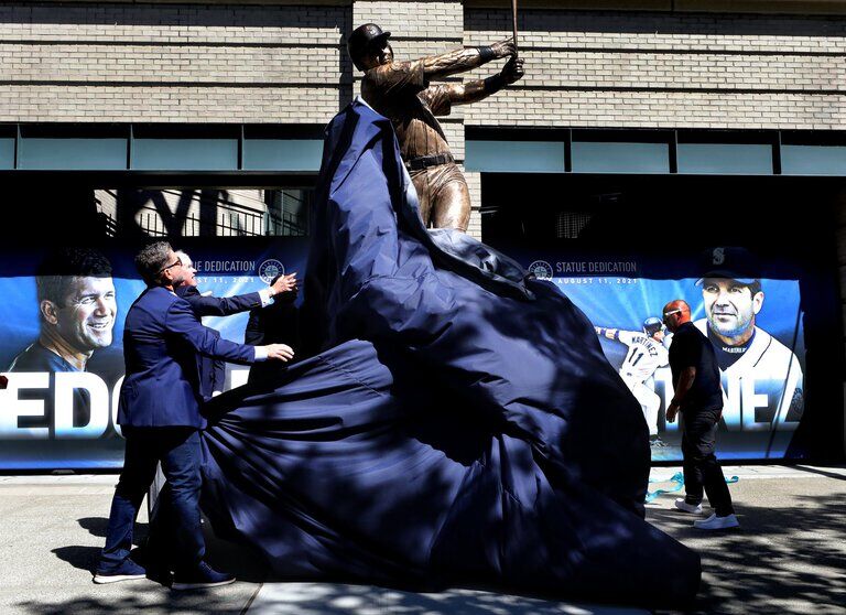 Mariners unveil statue for Dave Niehaus