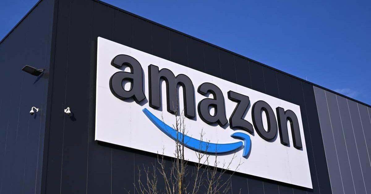 Amazon Sells a $137 Outdoor Dining Set With 4 Foldable Chairs, a Table, and a Tilting Umbrella