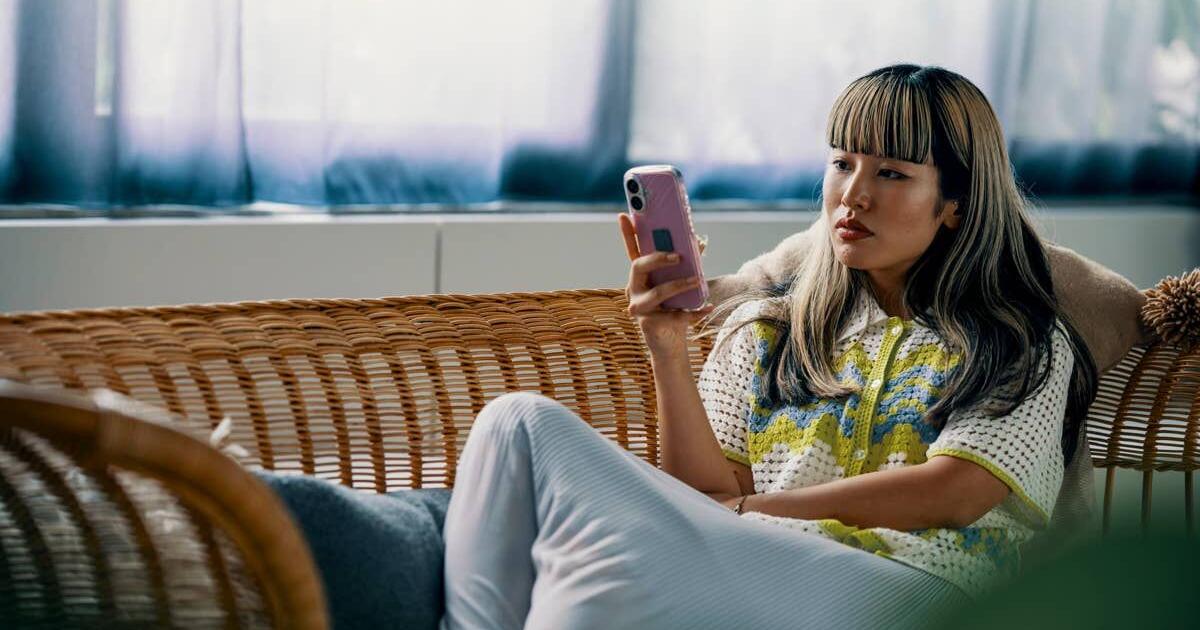 Sending This Common Text Makes You Seem Disinterested, Therapist Warns—Here’s What To Do Instead