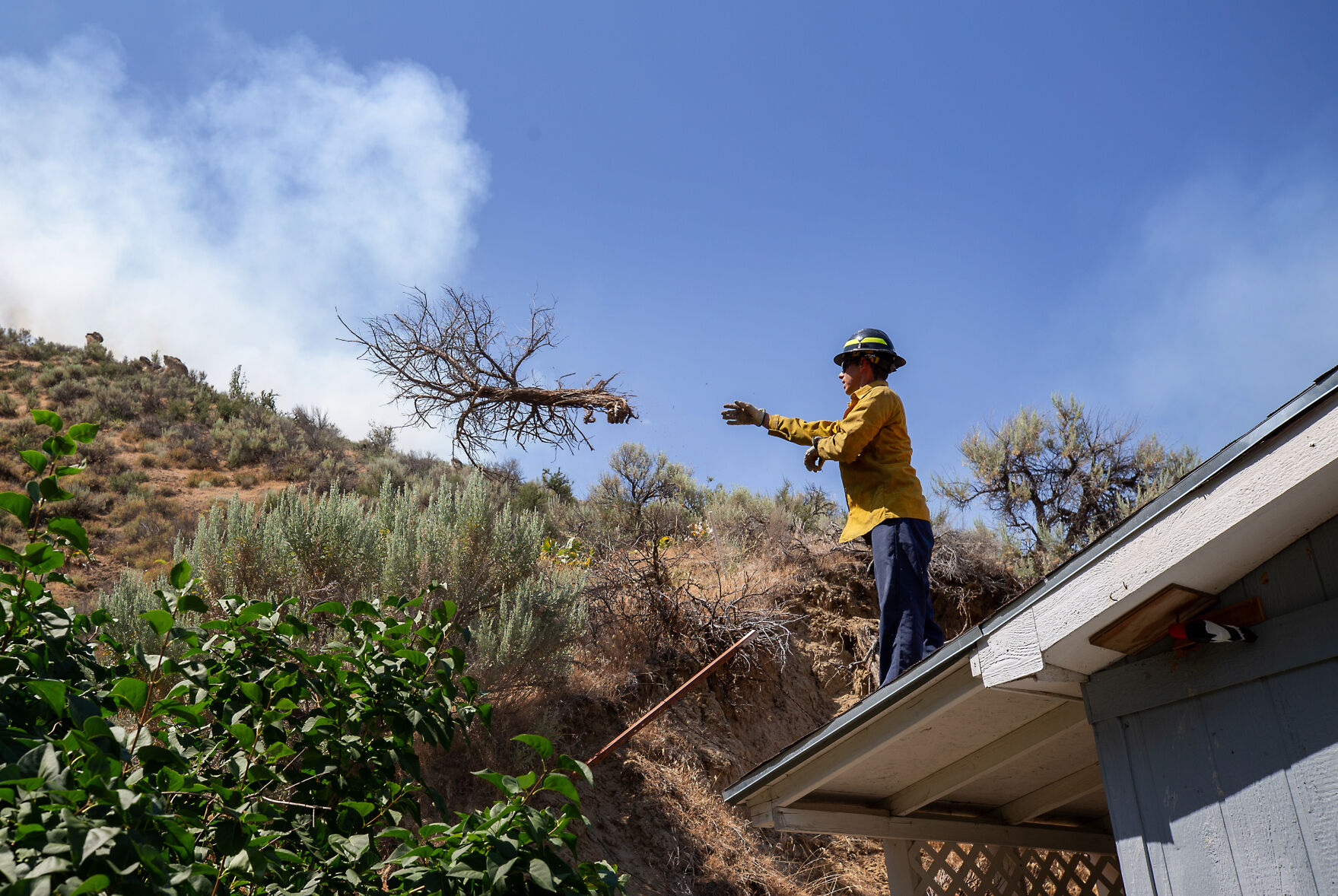 Photo Gallery: Brush Fire Threatens Homes Along Methow Street In ...