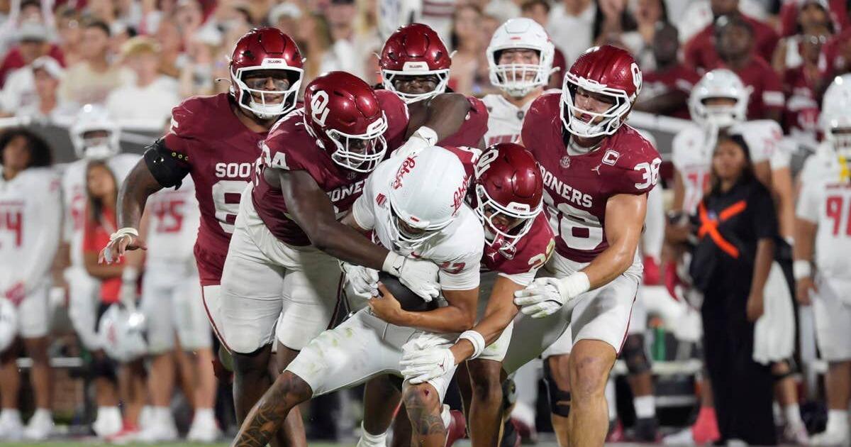 oklahoma-sooners-defensive-lineman-adepoju-adebawore-34-and-defensive-back-peyton-bowen-22-and-bring-down-new-mexico-lobos