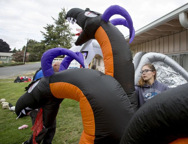Photo gallery Decorating for Halloween in East Wenatchee News