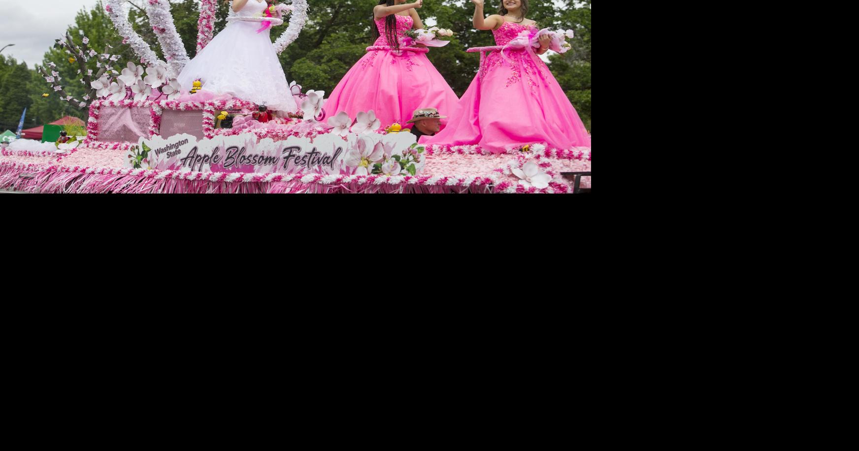 Cozy crowd has 'Best Time Ever' at grand parade | Apple Blossom ...