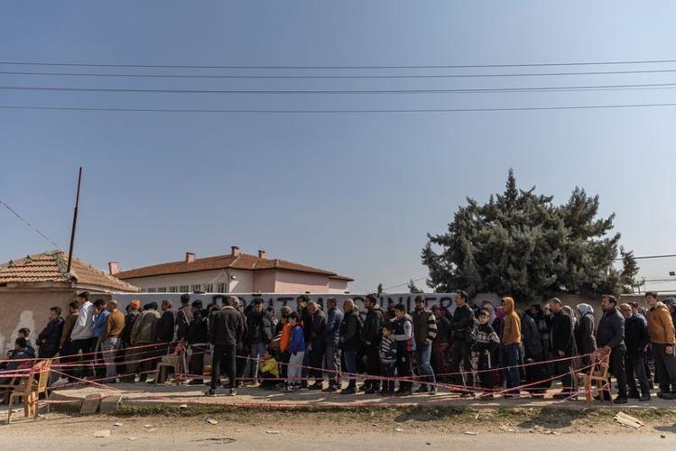 Turkey quake victims queue for aid in Hatay