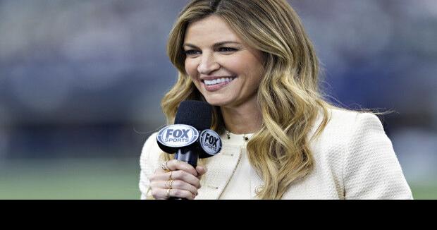 PHILADELPHIA, PA - DECEMBER 04: Fox Sports sideline reporter Erin