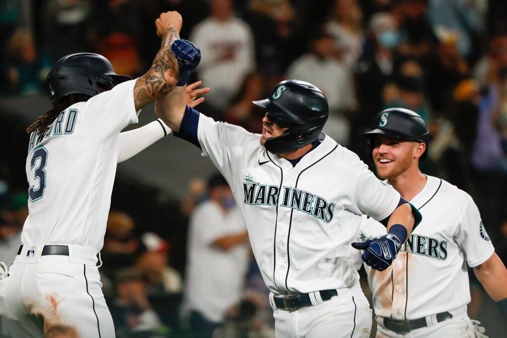 Mitch Haniger hits two HRs and Mariners win on another wild pitch