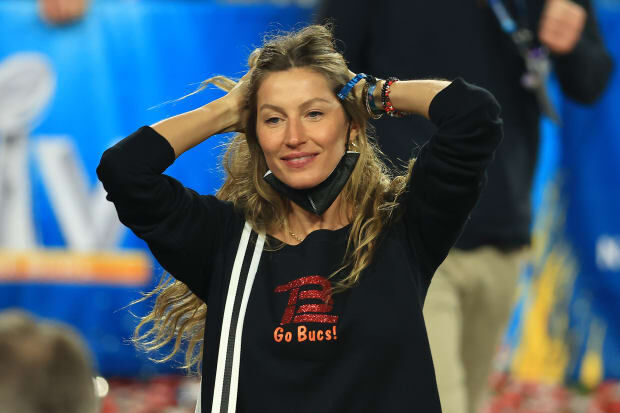 Look: NFL World Reacts To The Gisele Bundchen Sign - The Spun: What's  Trending In The Sports World Today