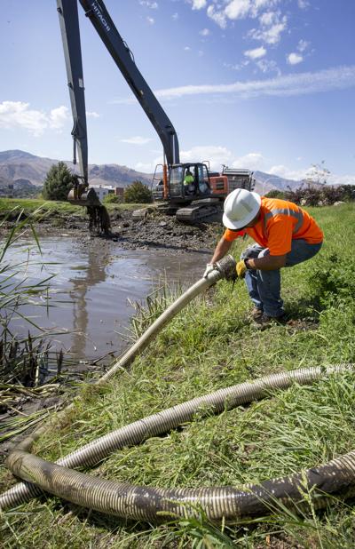 190905-newslocal-cleaningapond 01.jpg