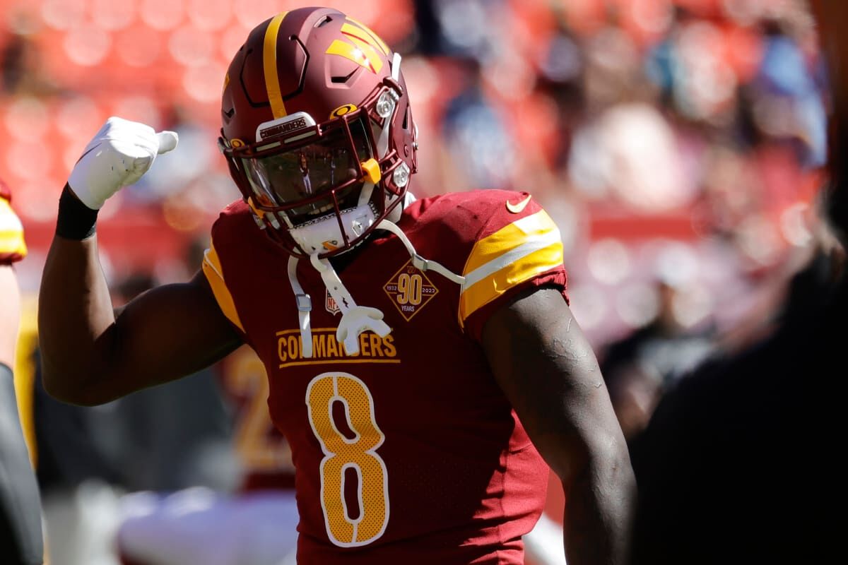 Washington Commanders running back Brian Robinson Jr. (8) runs with the  ball against the New York