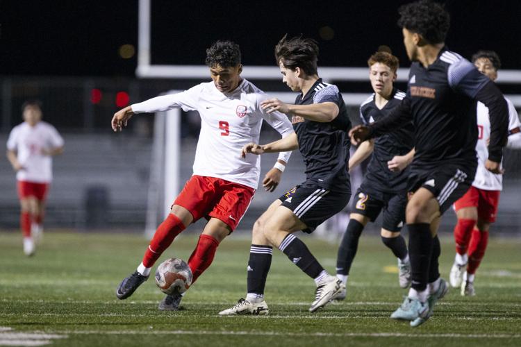 Tuesday High School Roundup, Leon's 2-goal 2nd half and Arredondo's clutch  save earns Eastmont shutout over Wenatchee, Sports