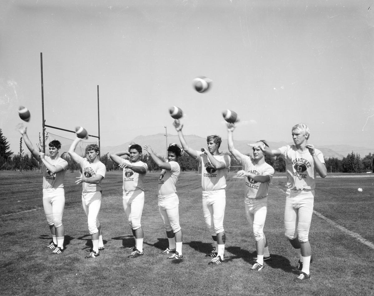 wvc 1971 championship football team to be inducted into knights hall of fame sports wenatcheeworld com