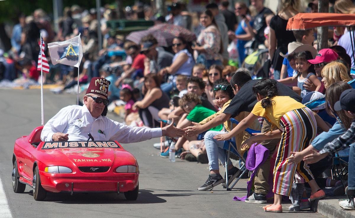 Photo Gallery Washington State Apple Blossom Festival Grand Parade Local News Wenatcheeworld Com Photo Gallery Washington State Apple Blossom Festival Grand Parade Local News Wenatcheeworld Com