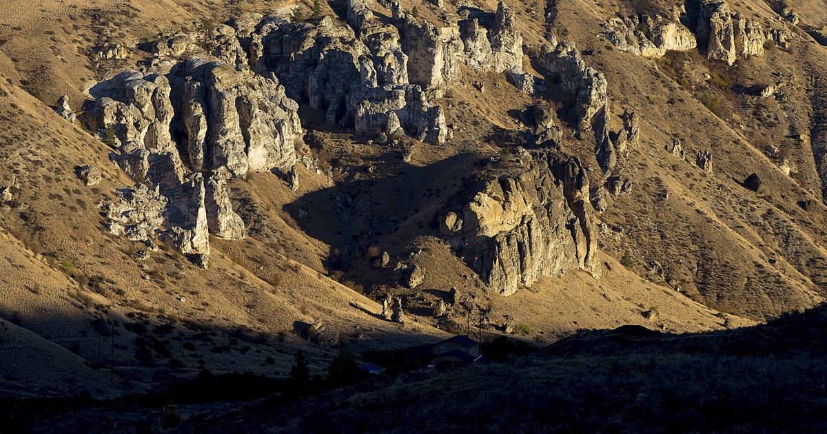 Stemilt Rocks Photo: Sunrise on the Stemilt Formation | Local News | wenatcheeworld.com