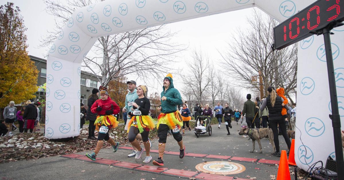 Turkey Trot gobbles up Thanksgiving morning in Wenatchee for fun ...