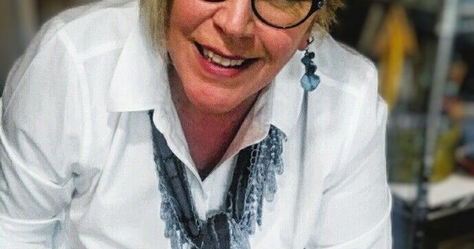 Cashmere artist exhibits new botanical watercolors while planning online classes - Vimarsana News