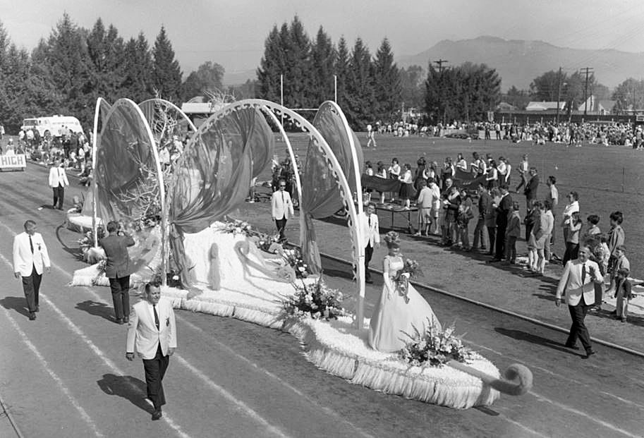 1968 1969 Tv Actor Beams Down Celebrating 50 Years Apple Blossom Festival Wenatcheeworld Com