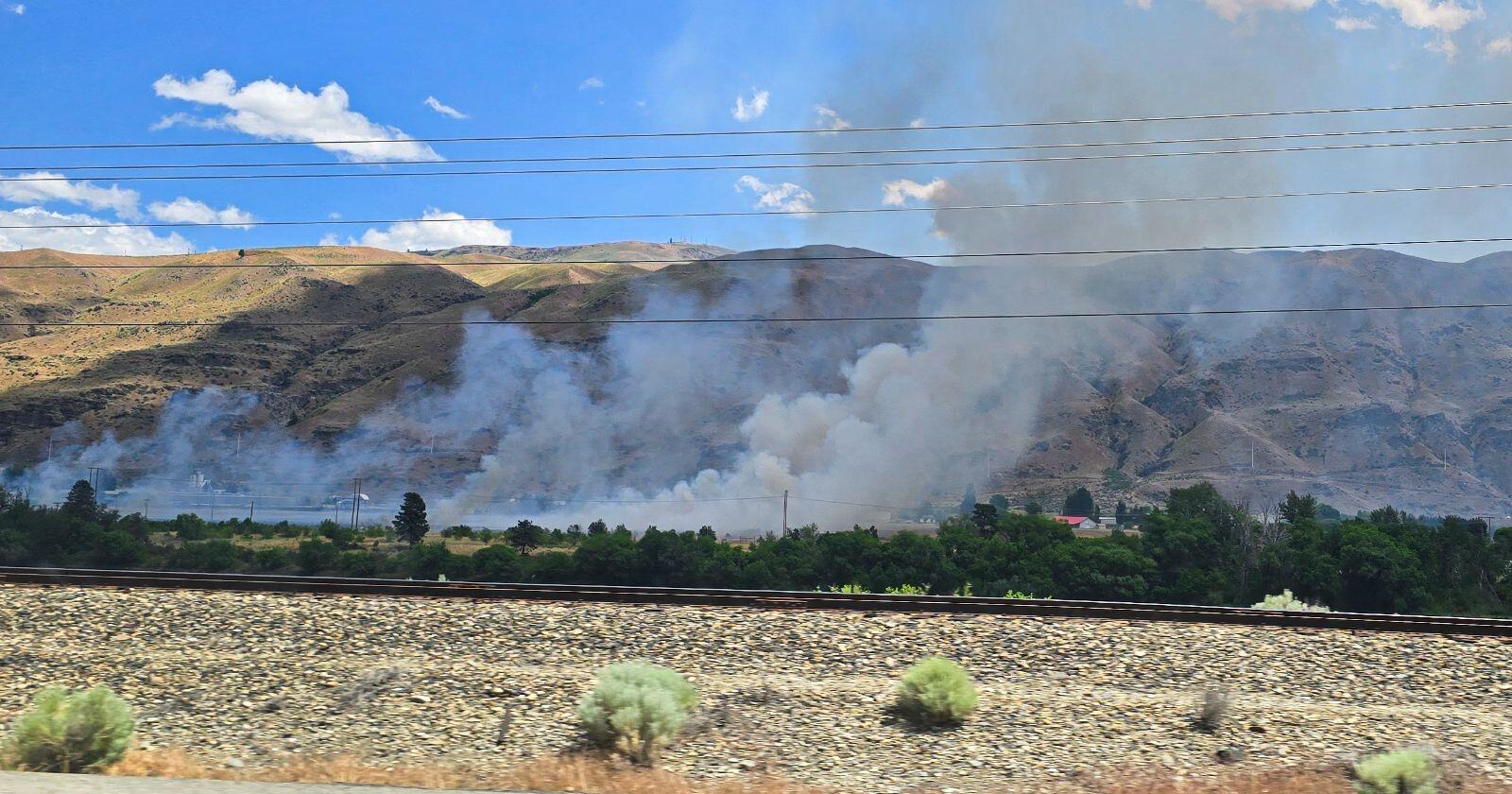 Brush fire burns 3 acres in East Wenatchee - Vimarsana News