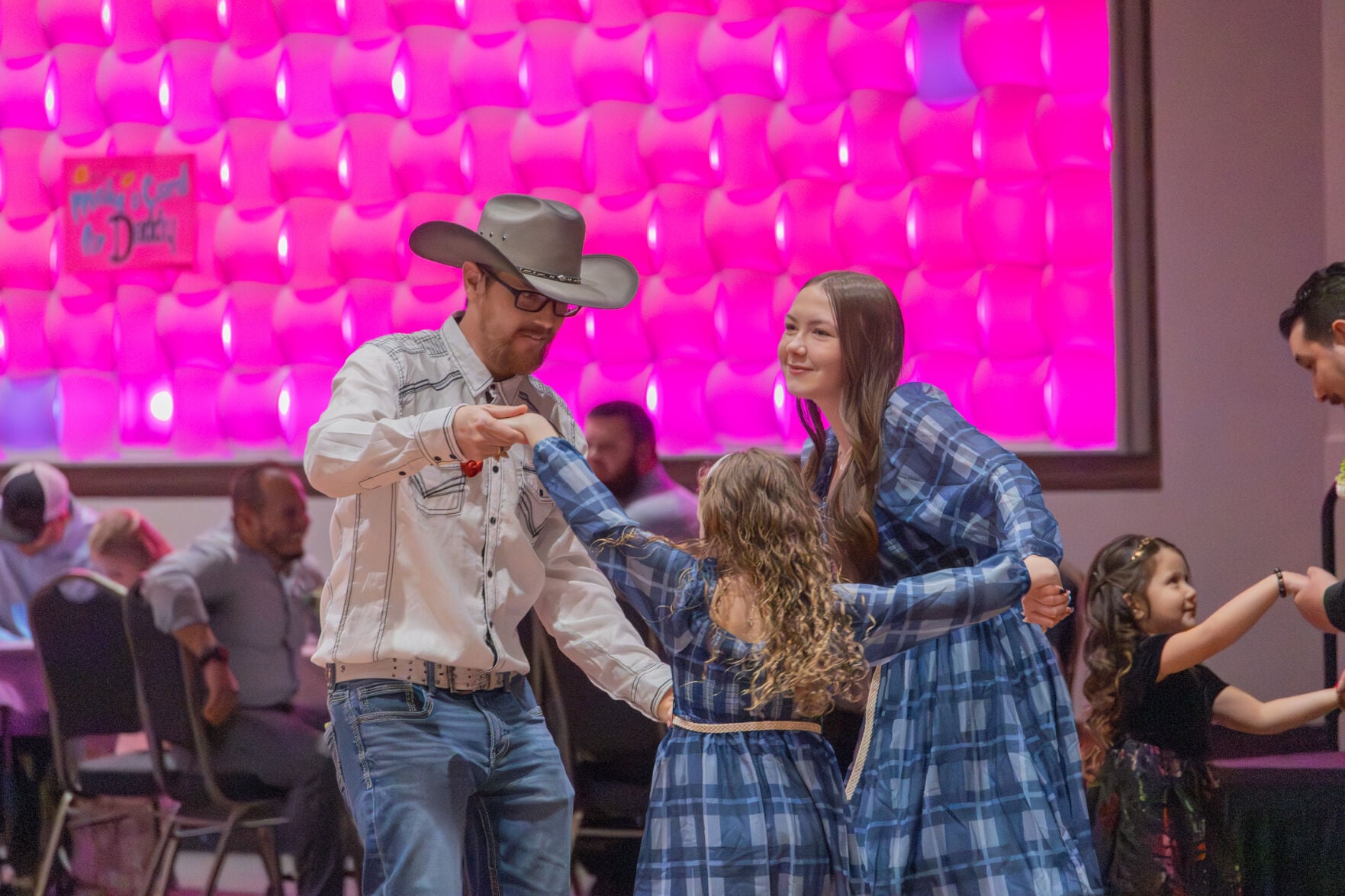 Wenatchee fathers, daughters make memories at Apple Blossom Daddy ...