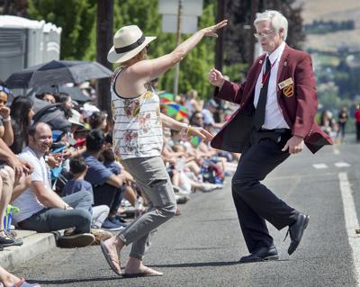 Apple Blossom 21 Sunny Skies Cotton Candy And A Parade Local News Wenatcheeworld Com