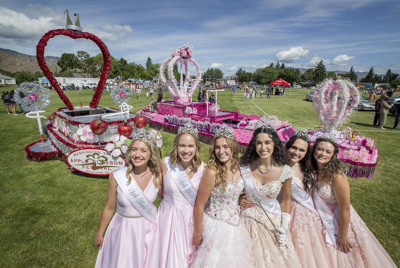Apple Blossom 21 Sunny Skies Cotton Candy And A Parade Local News Wenatcheeworld Com