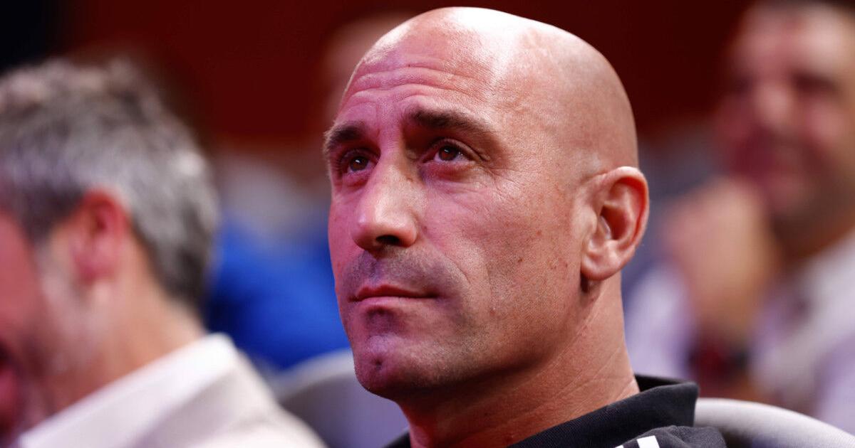 El presidente de la Federación Española de Fútbol, Luis Rubiales, dimite tras el escándalo del beso en el Mundial Deportes Ilustrados El presidente de la Federación Española de Fútbol, Luis Rubiales, dimite tras el escándalo del beso en el Mundial Deportes Ilustrados