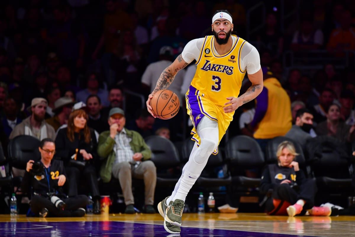 Lakers LeBron James gifting Anthony Davis No.23 - Sports Illustrated