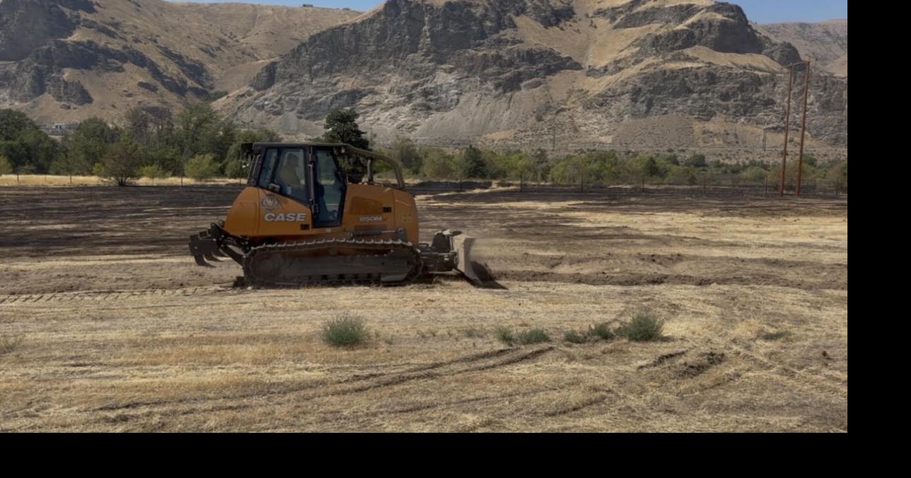 Brush fire near East Wenatchee burns 27 acres, threatens structures