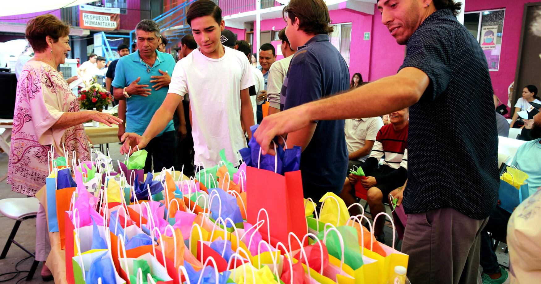 Migrant fathers celebrate their day at a family shelter in Mexico with gifts and prayers - Vimarsana News