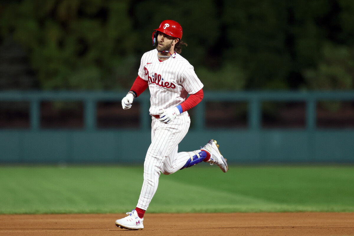 Photos: This Fan Is Going Viral At Tonight's NLCS Game - The Spun