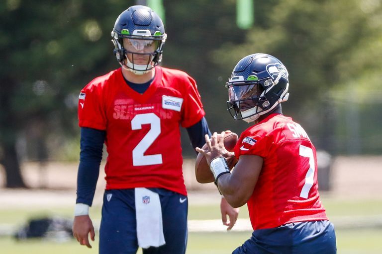 Seahawks QB Geno Smith rejoins game after knee injury