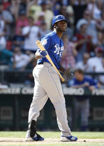 Royals' Cain fouls ball off knee, listed as day-to-day