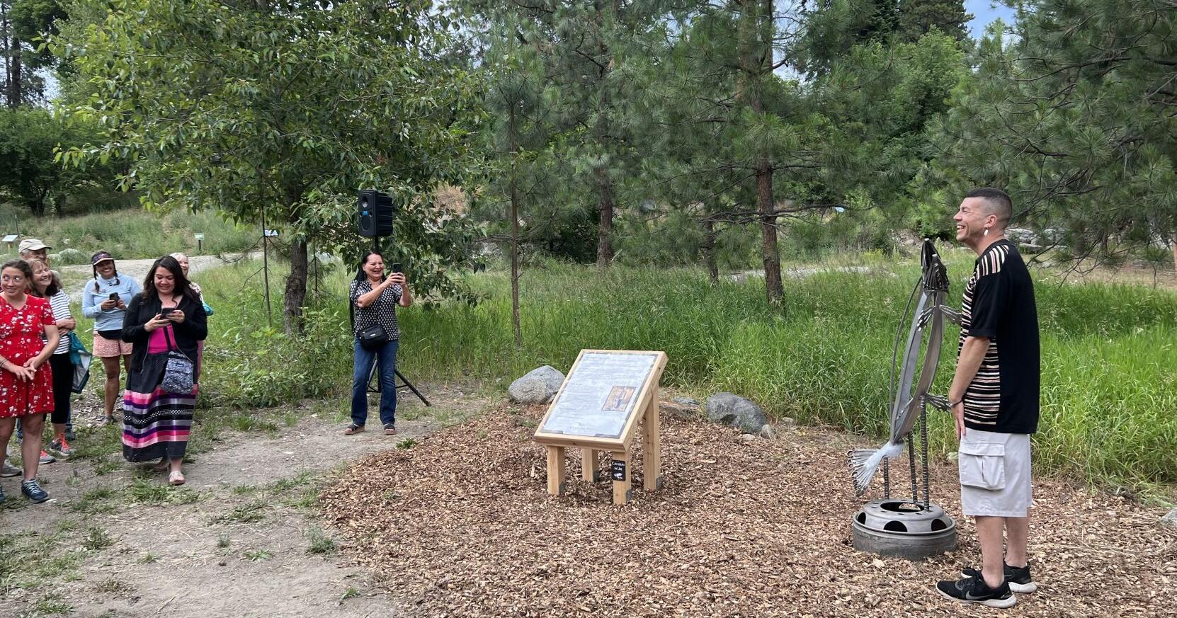 New salmon sculpture by Wenatchi/P'Squosa artist revealed at Wenatchee River Institute ceremony | News - Vimarsana News