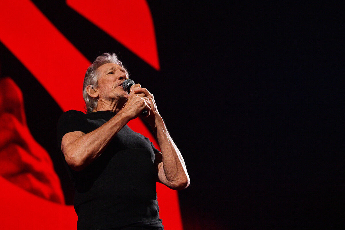 Continuing on the photo of Roger Waters of Pink Floyd wearing a