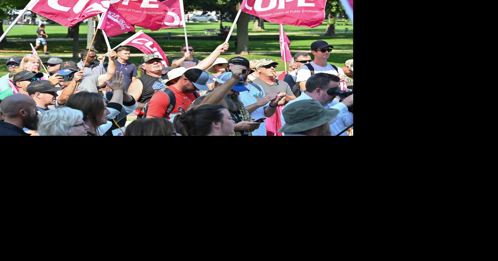 Western support staff hold rally downtown | News | westerngazette.ca