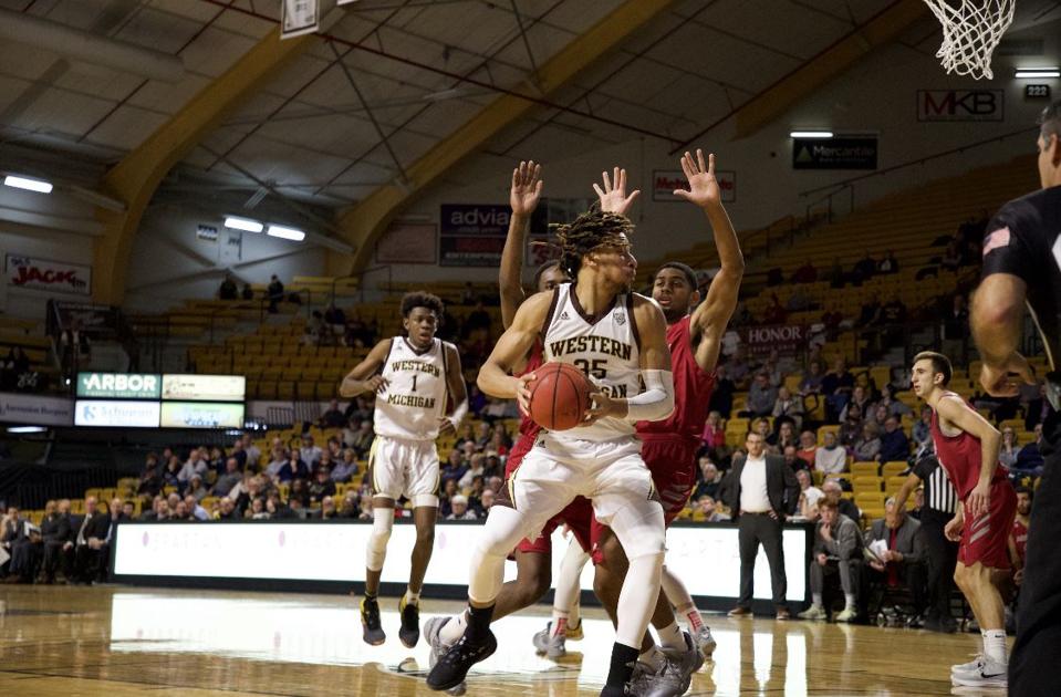 Wmu Men S Basketball Turns Corner In Second Half To Fend Off Aquinas College Sports Westernherald Com