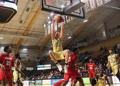 Dugan Dominates Leads Western Michigan To 89 76 Win Over Detroit