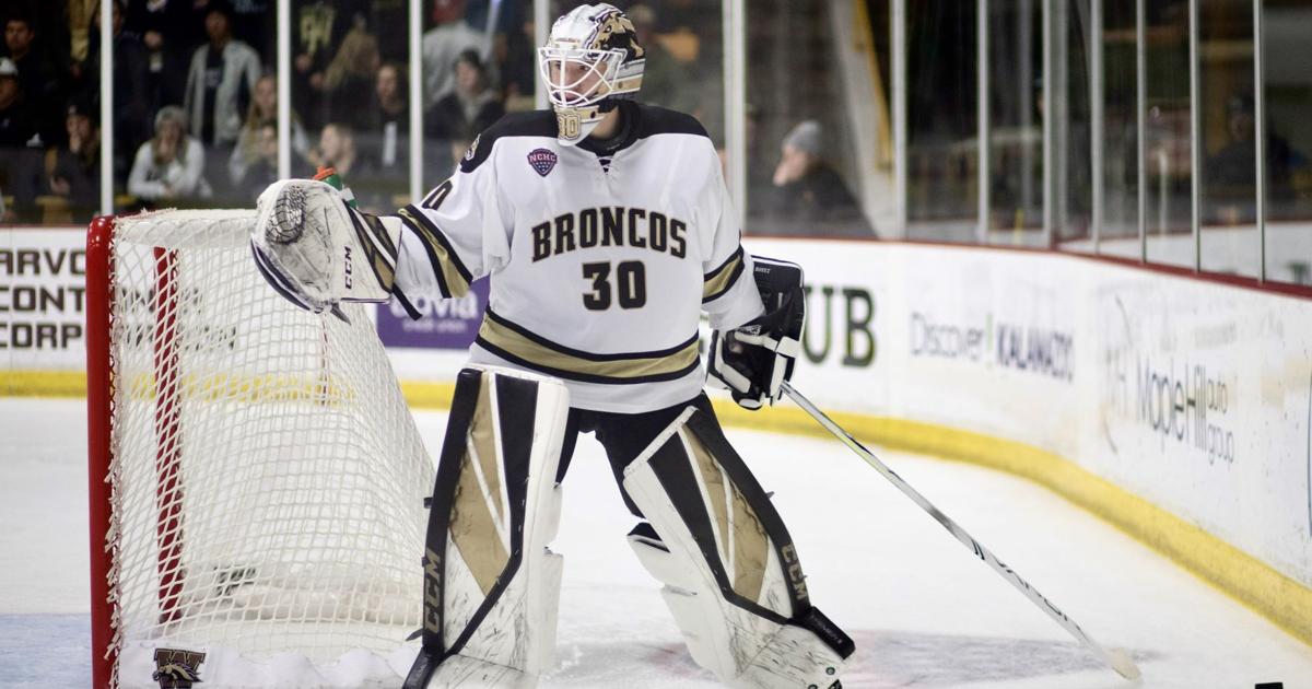 WMU hockey falls in final seconds in season opener as Bussi leaves game with injury | Sports | westernherald.com