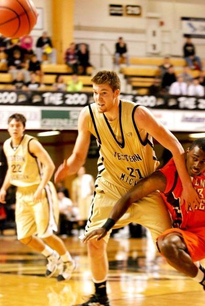 Wmu Men S Basketball Edges Out Rival Emu In Down To Wire Game