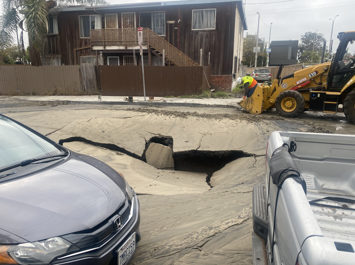 Breaking: Massive Sinkhole Opens in Venice After Water Main Break at Site  of Long-Contested Housing Project | Venice | westsidecurrent.com, image size:1200x895