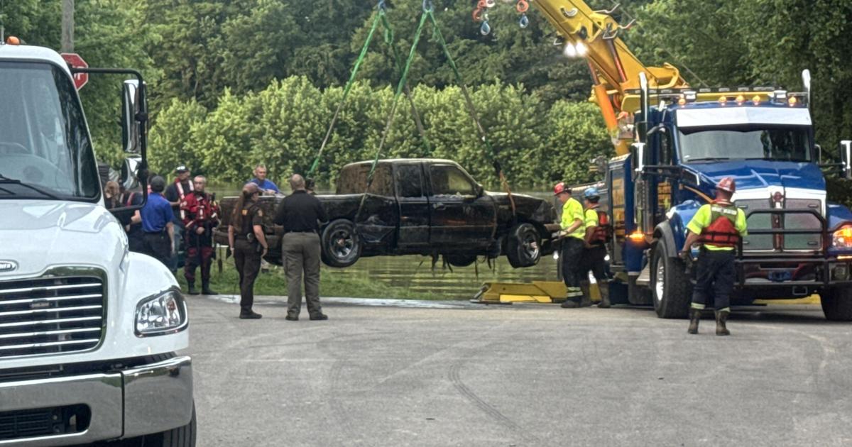Update: Truck pulled from the Green River in Spottsville