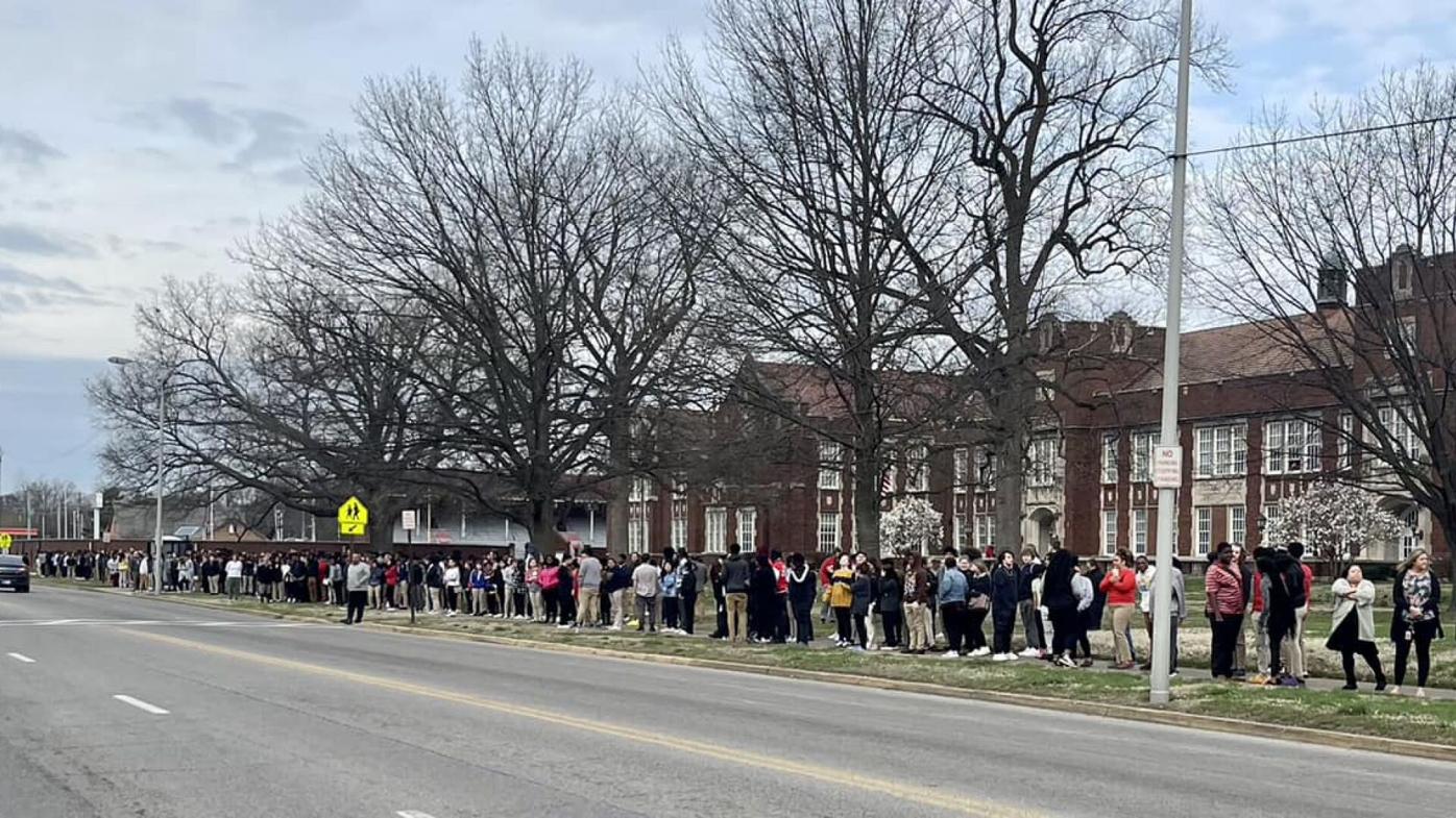 鍔 en anden prioritet Bosse High School students line Washington Avenue for funeral procession of  Vanderburgh County deputy | Indiana | wevv.com