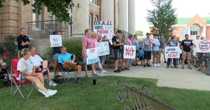 Group Protests Against Masks and COVID-19 Vaccine in Anti-Mandate Rally ...