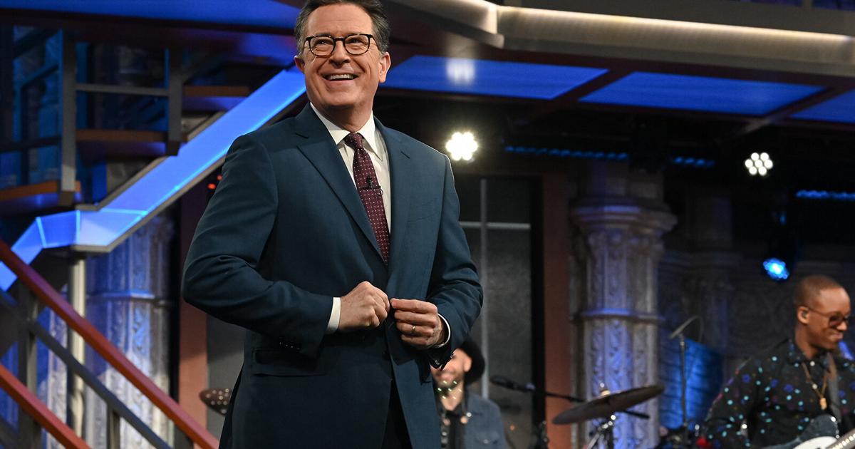 Stephen Colbert shares a photo of his writers on 'Late Show' in solidarity as WGA officially calls strike | Entertainment | wfft.com