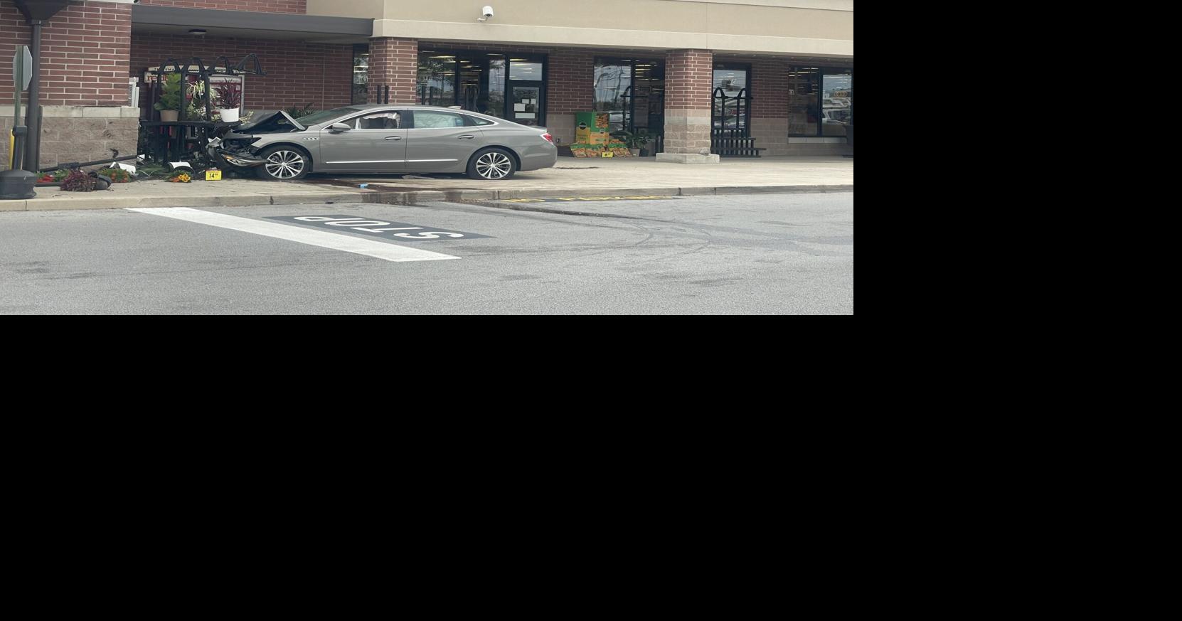 Singlevehicle crash at Kroger leaves one dead and one in life(01)