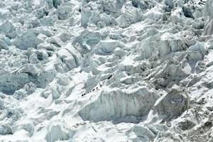 Glacier block delays route-setting on Everest