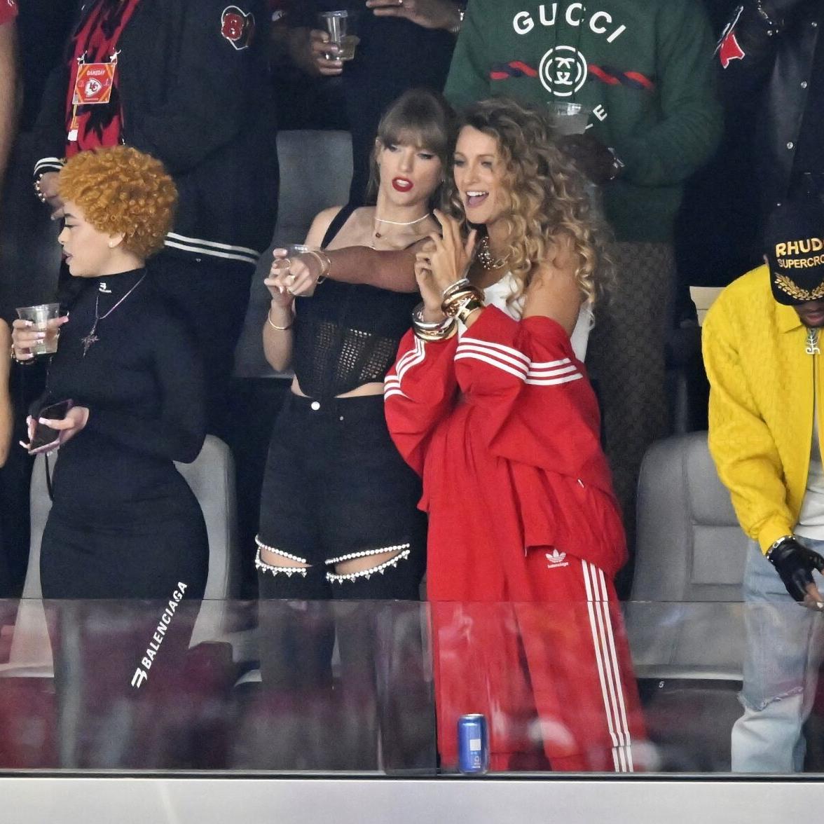 Taylor Swift kisses Travis Kelce on the field after his Chiefs beat 49ers  in the Super Bowl | Ap-sports | wfmz.com
